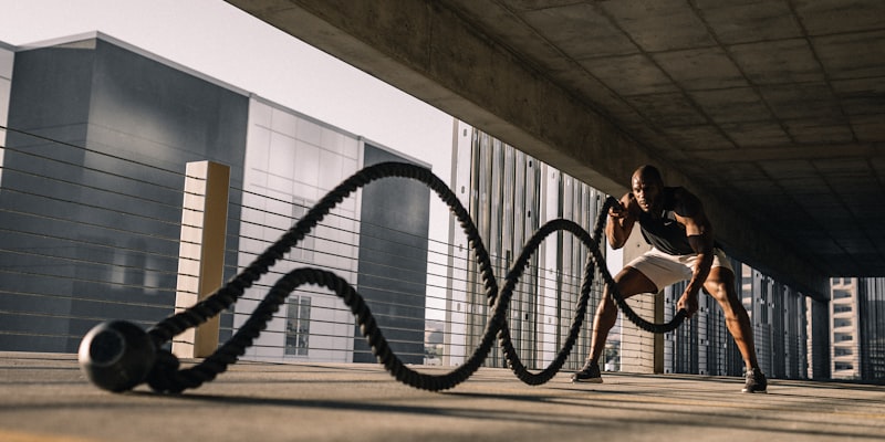 葡萄牙与乌拉圭队球员在比赛中争顶头球